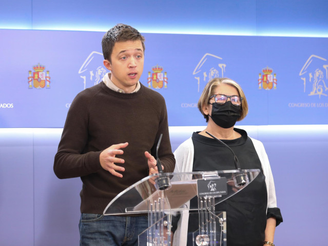 Archivo - El líder de Más País, Íñigo Errejón, y la diputada de Más País Inés Sabanés, en una rueda de prensa previa
