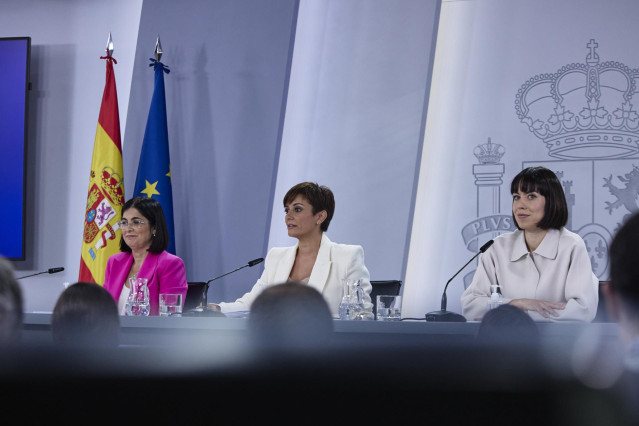 (I-D) La ministra de Sanidad, Carolina Darias; la ministra portavoz, Isabel Rodríguez; y la ministra de Ciencia e Innovación, Diana Morant, comparecen tras la reunión del Consejo de Ministros, en el Palacio de La Moncloa, a 14 de junio de 2022, en Madrid