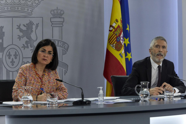 Archivo - El ministro del Interior, Fernando Grande-Marlaska (d), y la ministra de Sanidad, Carolina Darias (i), durante una rueda de prensa tras una reunión del Consejo Interterritorial del Sistema Nacional de Salud.