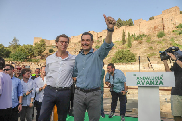 El presidente del PP-A y candidato a la reelección a la Presidencia de la Junta, Juanma Moreno, junto al presidente del PP, Alberto Núñez Feijoó, clausuran un mitin, en el acto electoral de campaña para los comicios autonómicos del próximo día 19 a 11 de