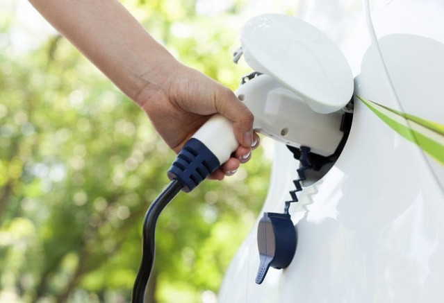 Archivo - Los fabricantes europeos reclaman mayor inversión pública en infraestructura de recarga para eléctricos