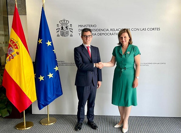 Félix Bolaños y Věra Jourová durante su reunión en el Ministerio de la Presidencia.