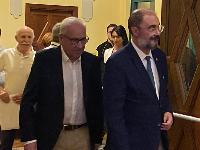 El exvicepresidente del Gobierno de España, Alfonso Guerra, y el presidente del Gobierno de Aragón, Alfonso Guerra.