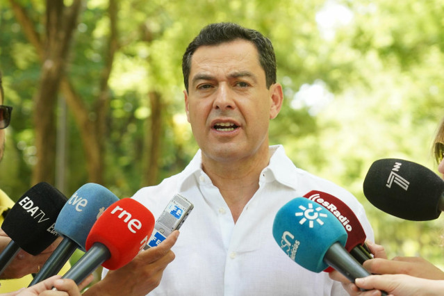 El presidente del PP de Andalucía y candidato a la reelección como presidente de la Junta, Juanma Moreno, atiende a los medios de comunicación en el Parque de María Luisa, en un acto electoral a 12 de junio del 2022 en Sevilla (Andalucía, España)