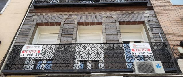 Archivo - Cartel de 'se vende' en el balcón de un piso de un edificio de Madrid.