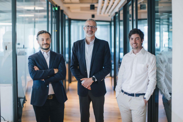 De izquierda a derecha: el cofundador y managing partner de Eranovum, José Luis Aguirre; el cofundador de Eranovum, Guy Shahar Yames y  el consejero delegado de Eranovum e-mobility, David Vallespín.