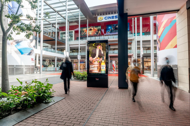 Archivo - Pantalla en un centro comercial