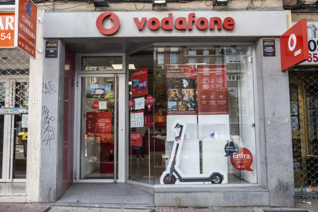 Archivo - Una tienda de Vodafone en Madrid