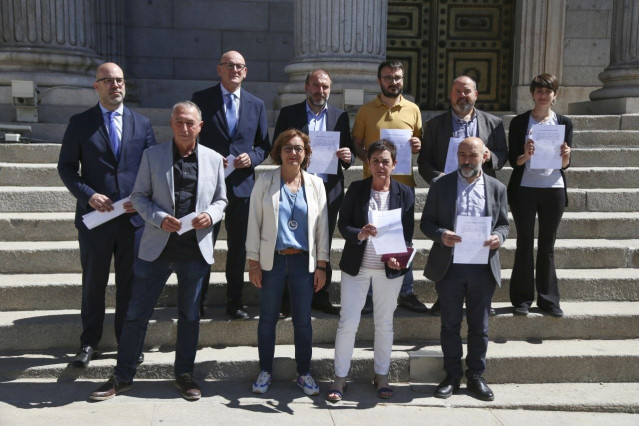 Representantes de Unidas Podemos, ERC, Junts, PDeCat, BNG, Más País, Compromís, PNV , Bildu y la CUP posan con su propuesta para permitir el uso de lenguas cooficiales en el Congreso.
