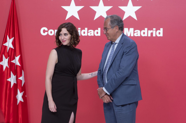 La presidenta de la Comunidad de Madrid, Isabel Díaz Ayuso y el nuevo vicepresidente Enrique Ossorio, tras la reunión del Consejo de Gobierno, en la Real Casa de Correos, a 15 de junio de 2022, en Madrid (España).