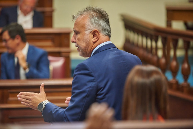 El presidente de Canarias, Ángel Víctor Torres, interviene en el Pleno del Parlamento