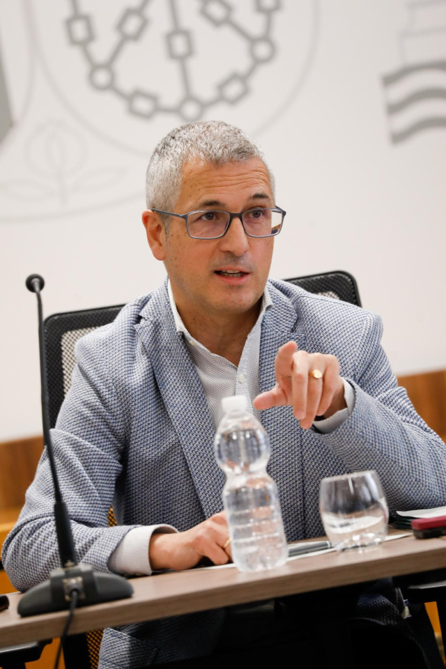 El Secretario De Estado De Medio Ambiente, Hugo Morán, Durante La Reunión Con La Comunidad De Regantes Del Campo De Cartagena, Y Con El Sector Agroalimentario De La Región De Murcia
