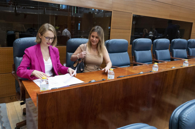 Las portavoces de Unidas Podemos en la Asamblea de Madrid, Carolina Alonso (i), y Alejandra Jacinto, en una sesión plenaria, en la Asamblea de Madrid, a 19 de mayo de 2022, en Madrid (España). El pleno gira en torno a la Proposición de Ley de Vox sobre la