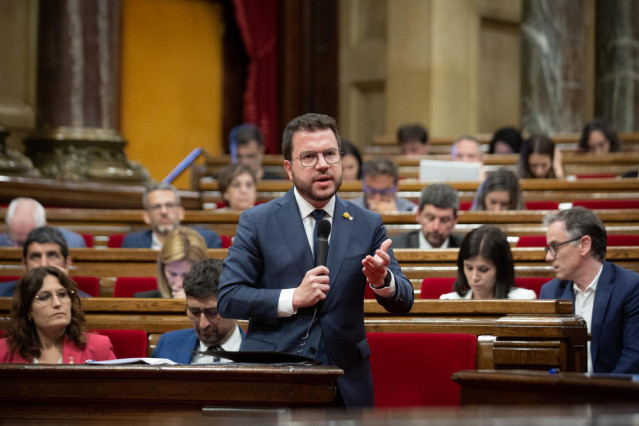 El presidente de la Generalitat, Pere Aragonès, interviene en una sesión de control, en el Parlament de Cataluña, a 8 de junio de 2022, en Barcelona, Catalunya (España). El pleno del Parlament debate y vota la proposición de ley sobre el uso y aprendizaje