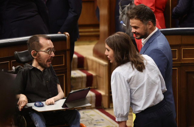 (I-D) El portavoz de Unidas Podemos en el Congreso, Pablo Echenique; el portavoz de ERC, Gabriel Rufián; y la ministra de Igualdad, Irene Montero, conversan en una sesión plenaria, en el Congreso