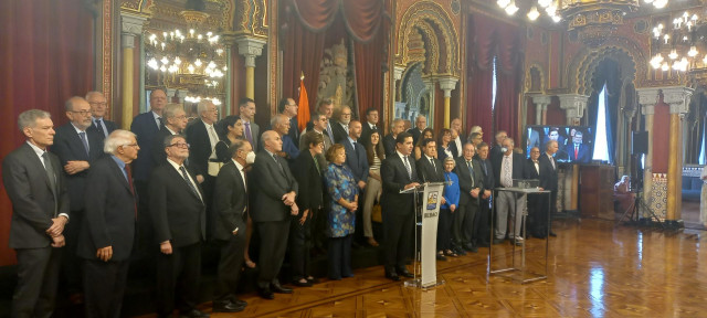 Recepción institucional en el Ayuntamiento de Bilbao al jurado y galardonados en la XIV edición de los Premios Fronteras del Conocimiento de la Fundación BBVA, con la presencia del alcalde, Juan Mari Aburto, y el presidente de la Fundación, Carlos Torres.