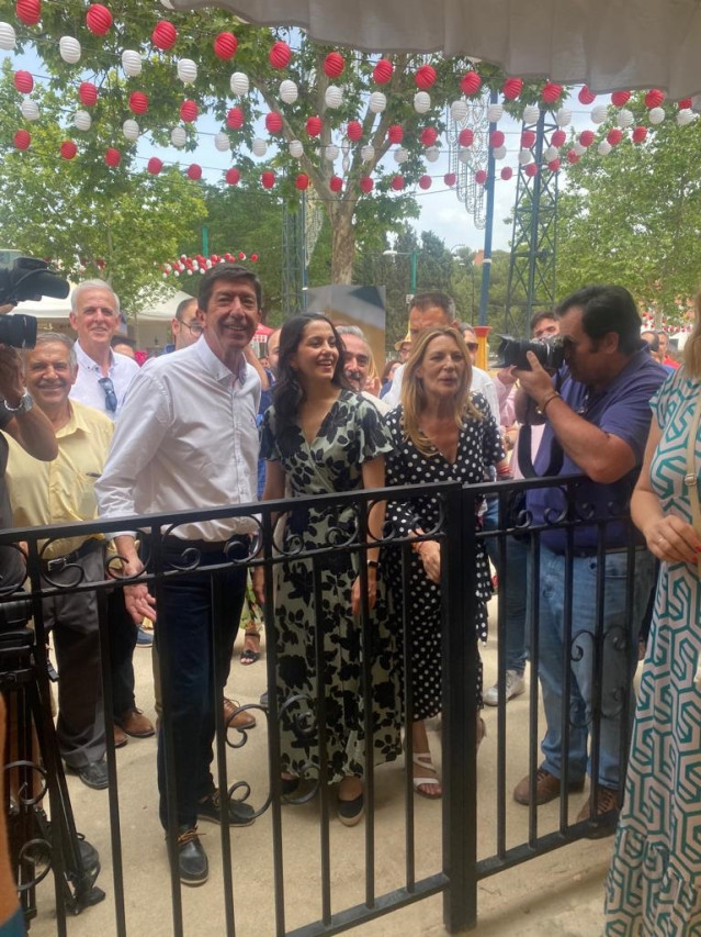Juan Marín e Inés Arrimadas se acercan a la caseta del PP en la feria del Corpus de Granada, este miércoles
