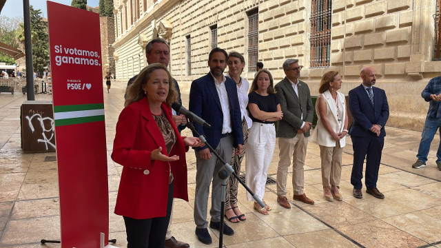 La ministra de Economía, Nadia Calviño,  y el candidato a la presidencia de la Junta y secretario general del PSOE de Andalucía, Juan Espadas, atienden a los medios antes de la presentación del Proyecto Digital del PSOE de Andalucía a 15 de junio del 2022