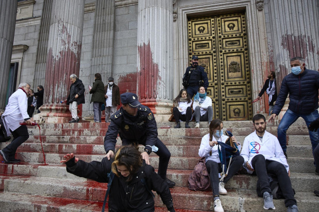 Archivo - Varios manifestantes son desalojados por la Policía, en una acción de desobediencia para pedir más ambición en la lucha contra el calentamiento, en La Puerta del Congreso de los Diputados, a 6 de abril de 2022, en Madrid (España).
