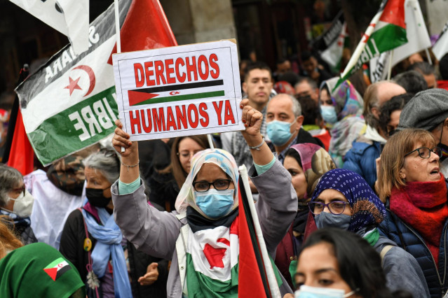 Archivo - Varias personas, con banderas saharauis, participan en una manifestación convocada por la Coordinadora Estatal de Asociaciones Solidarias con el Sáhara (CEAS-Sáhara), frente al Ministerio de Asuntos Exteriores, a 26 de marzo de 2022, en Madrid (