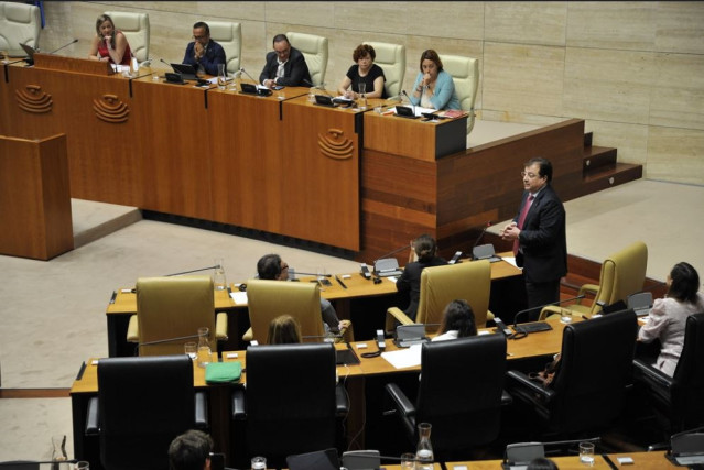 El presidente de la Junta de Extremadura, Guillermo Fernández Vara, en la Asamblea