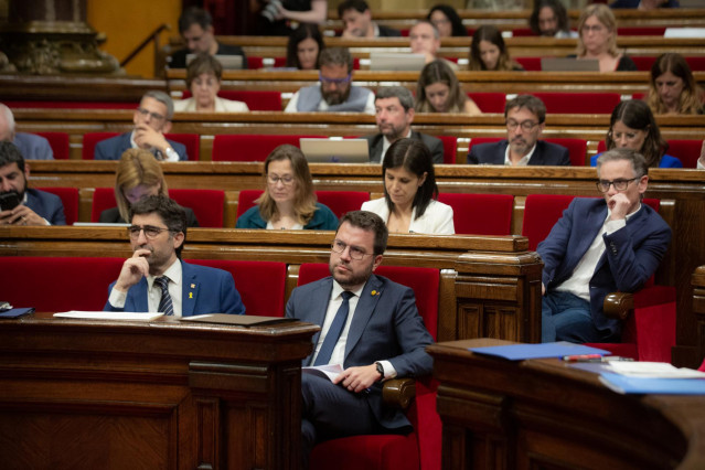 El vicepresidente del Generalitat, Jordi Puigneró (i) y el presidente Pere Aragonès (d), en una sesión plenaria en el Parlament de Cataluña, a 8 de junio de 2022, en Barcelona, Catalunya (España). El pleno del Parlament debate y vota la proposición de ley