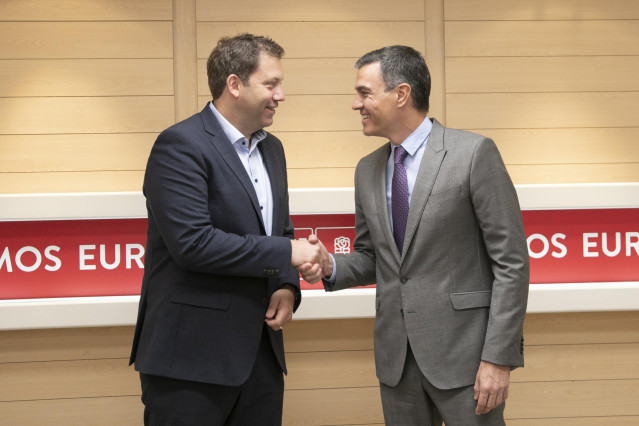 El presidente del Goierno y secretario general del PSOE, Pedro Sánchez, recibe en Ferraz al copresidente del SPD alemán, Lars Klingbeil.