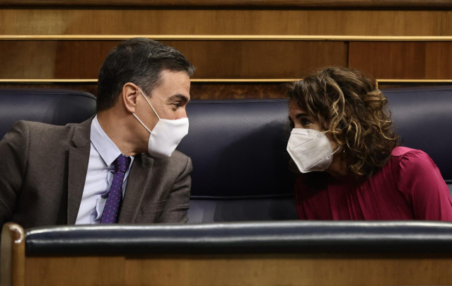 Archivo - El presidente del Gobierno, Pedro Sánchez, conversa con la ministra de Hacienda, María Jesús Montero, en una sesión plenaria en el Congreso de los Diputados, a 3 de febrero de 2022, en Madrid (España). Durante el pleno, han abordado, entre otras