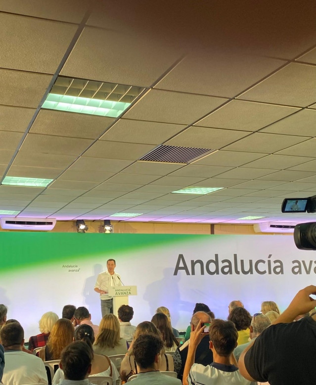 Juanma Moreno, este jueves en Chiclana de la Frontera (Cádiz)
