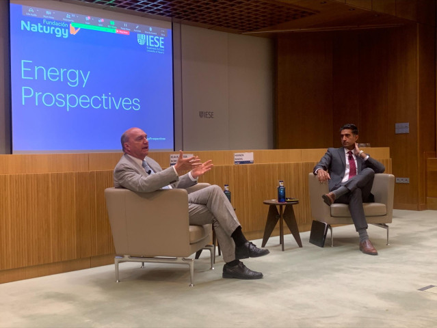 De izda a dcha: El exdirector general adjunto de Energía de la Comisión Europea y asesor de Energía en Baker Mckenzie en Bruselas, Klaus-Dieter Borchardt, y el director adjunto de California Energy Commission, a 16 de junio de 2022, en Madrid.