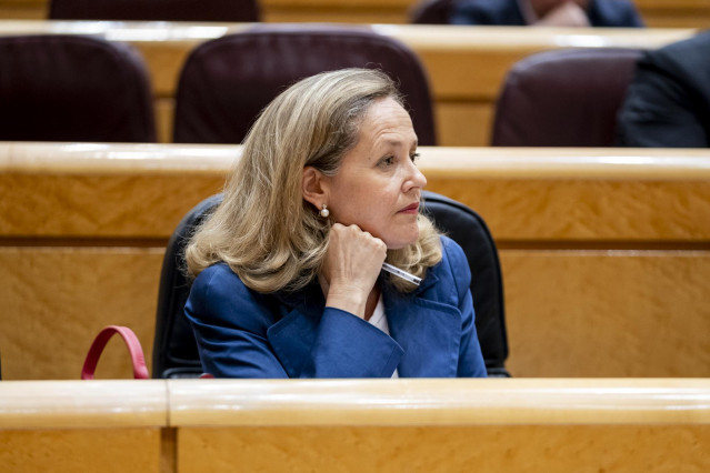 Archivo - La vicepresidenta primera y ministra de Asuntos Económicos, Nadia Calviño, en una sesión de control al Gobierno, en el Senado, a 10 de mayo de 2022, en Madrid (España). El Gobierno ha acordado la destitución de la directora del Centro Nacional d