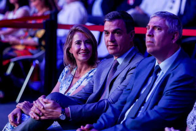 (I-D) La ministra de Transportes, Movilidad y Agenda Urbana, Raquel Sánchez; el presidente del Gobierno, Pedro Sánchez y el presidente del Comité Ejecutivo de Ifema, José Vicente de los Mozos, durante el acto de clausura del I Congreso sobre Movilidad Glo