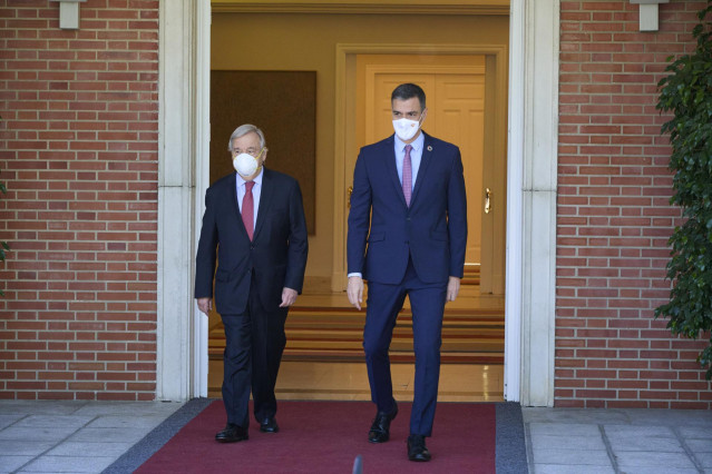 Archivo - El presidente del Gobierno, Pedro Sánchez (d), y el secretario general de Naciones Unidas, Antonio Guterres, tras una reunión entre ambos, a 2 de julio de 2021, en el Palacio de La Moncloa, Madrid. (España).