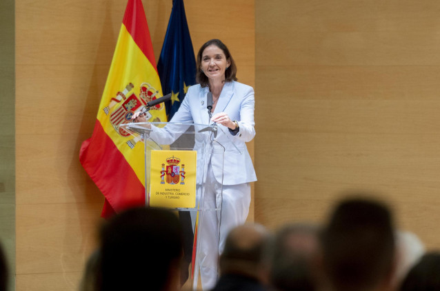 La ministra de Industria, Comercio y Turismo, Reyes Maroto, interviene durante la firma del acuerdo entre los comités de empresa de las fábricas del grupo Cerealto Siro en Castilla y León y los representantes de Davidson Kempner y Afendis, en la sede del
