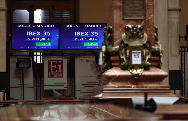 Dos paneles del Ibex 35 en el Palacio de la Bolsa de Madrid, a 15 de junio de 2022, en Madrid (España). El Consejo de Gobierno del Banco Central Europeo (BCE) ha decidido hoy aplicar flexibilidad en la reinversión de los vencimientos de su cartera de deud