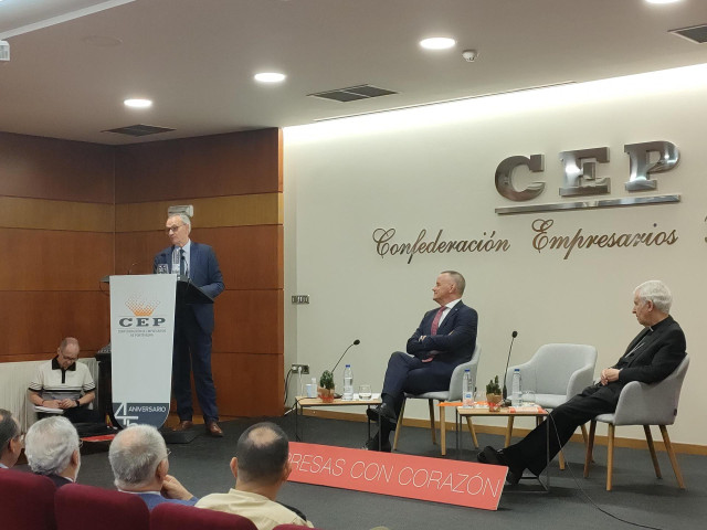 El economista y presidente del Consejo Económico y Social de España, Antón Costas, pronuncia una conferencia en la Confederación de Empresarios de Pontevedra, en un acto organizado por Cáritas Diocesas Tui-Vigo.