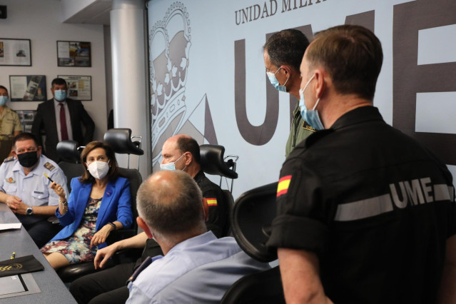 La ministra de Defensa, Margarita Robles y el jefe de la Unidad Militar de Emergencias (UME), el teniente general Luis Manuel Martínez Meijide, durante la presentación de la campaña de lucha contra incendios forestales, en el cuartel general de la UME.