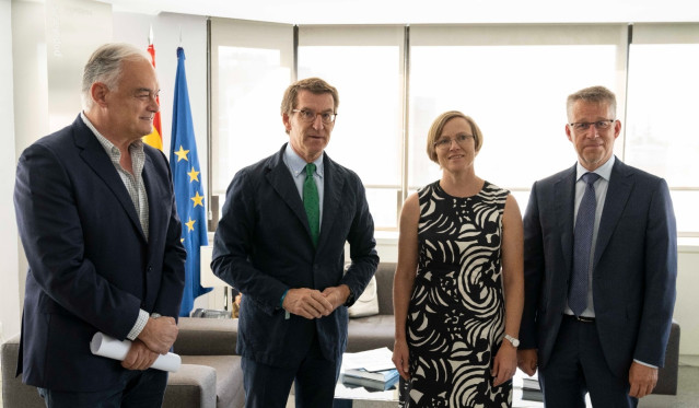 El presidente del Partido Popular, Alberto Núñez Feijóo, con el embajador de Suecia, Teppo Tauriainen, y su homóloga de Finlandia, y Sari Rautio.