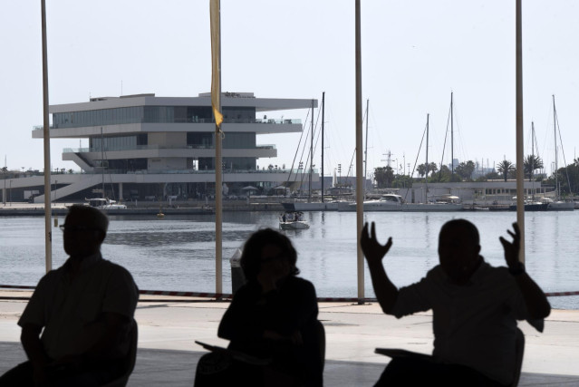 (I-D) El alcalde de València, Joan Ribó; la vicepresidenta del Consell y consellera de Igualdad y Políticas Inclusivas, Mónica Oltra y el portavoz de Compromís, Joan Baldoví, en una imagen de archivo