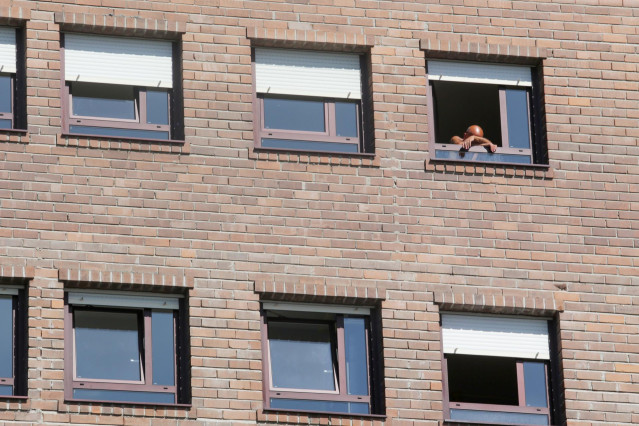 Archivo - Un anciano se asoma a la ventana de su habitación, en la residencia de Las Gándaras, la mayor de Lugo, después de contabilizar un total de 49 positivos, a 17 de agosto de 2021, en Lugo, Galicia (España). La mayoría de los positivos son asintomát