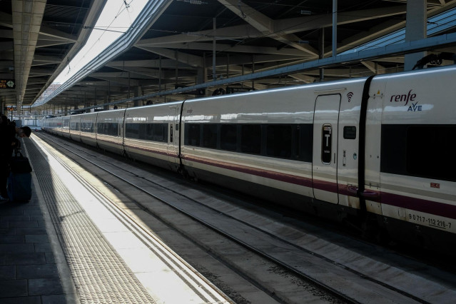 Archivo - Una tren de AVE de Renfe estacionado en las vías de la Estación de Atocha