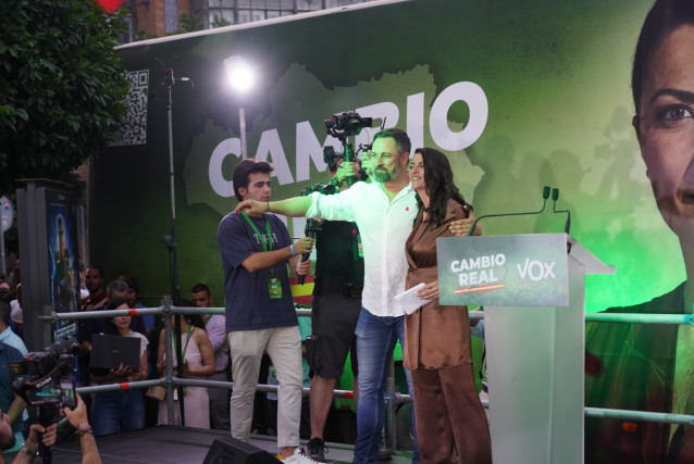 El lider de Vox , Santiago Abascal y la candidata a la presidencia de la Junta de Andalucía, Macarena Olona clausura el acto de cierre de campaña del PP para los comicios autonómicos del próximo día 19 en Sevilla a 17 de junio del 2022