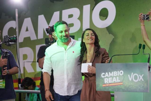 El lider de Vox , Santiago Abascal, y la candidata a la Presidencia de la Junta, Macarena Olona, clausuran el acto de cierre de campaña del PP para los comicios autonómicos del próximo día 19 en Sevilla a 17 de junio del 2022