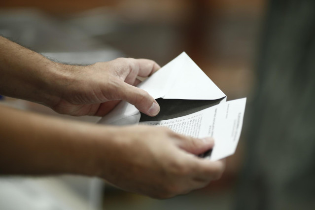Archivo - Elecciones municipales y autonómicas, comicios, votar, voto, papeletas, urnas