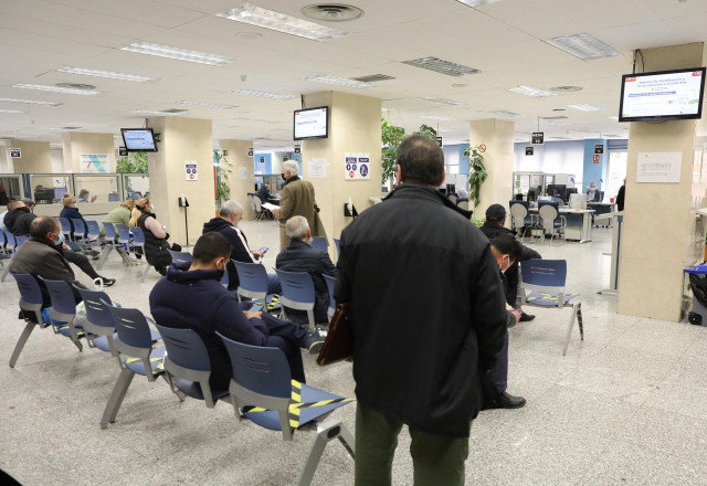 Archivo - Varias personas esperan en una oficina de la Agencia Tributaria un día antes de que dé comienzo el inicio por internet de la Campaña de la Renta 2021.