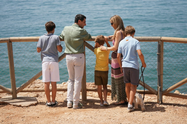 Junama Moreno, candidato del PP a la reelección como presidente de la Junta de Andalucía, junto a su familia en la jornada de reflexión previa a las votaciones del 19 de junio