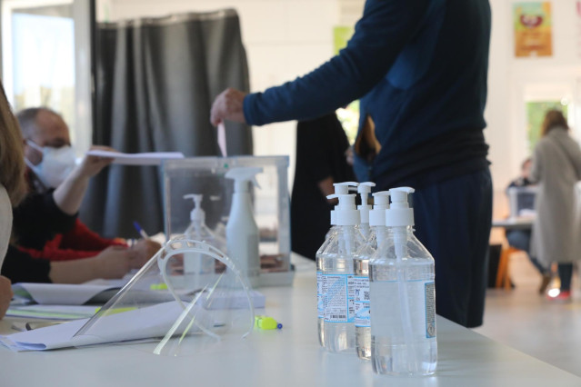 Archivo - Varios botes de gel hidroalcohólico en el Colegio Público La Navata de Galapagar, a 4 de mayo de 2021, en Madrid (España). Un total de 5.112.658 madrileños están llamados a las urnas hoy 4 de mayo, lo que supone 53.406 más de los que fueron conv