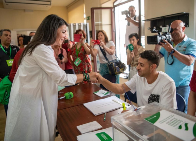 Macarena Olona ejercer su derecho al voto, este domingo, en Salobreña (Granada)