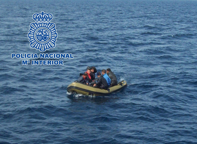 Archivo - Imagen de un dispositivo policial tras la interceptación de migrantes a bordo de una patera en Almería