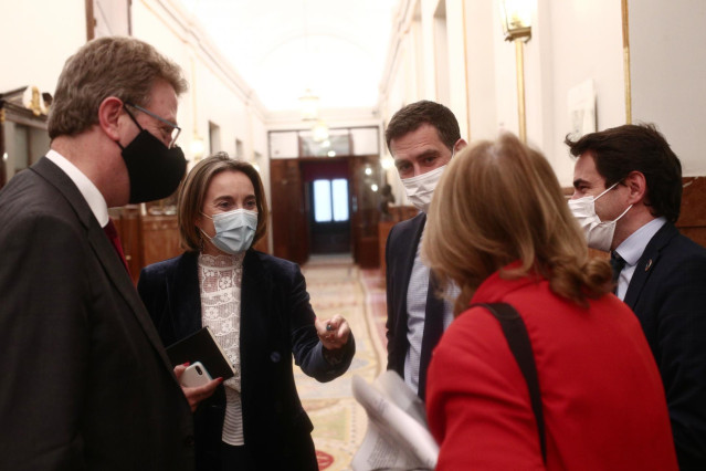 Archivo - El secretario de organización del PDECat, Ferran Bel (i), conversa con la portavoz del PP en el Congreso de los Diputados, Cuca Gamarra (2i); la vicesecretaria Sectorial del PP, Elvira Rodríguez (d- rojo); y con el diputado del PSOE Pedro Casare